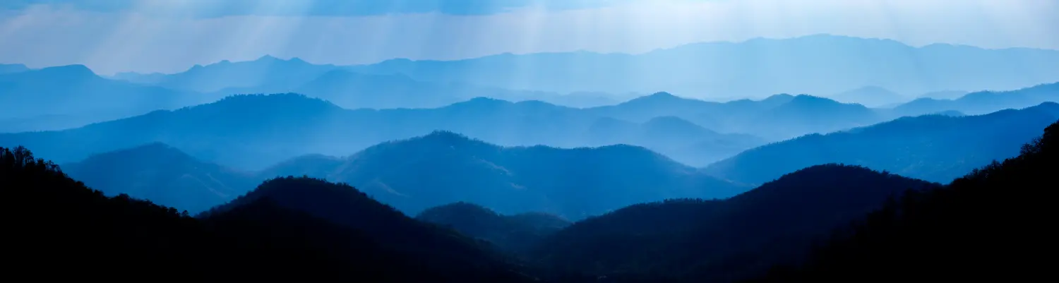Schöne Landschaft von blauen Bergen Schichten bei Sonnenuntergang mit Sonnenstrahlen